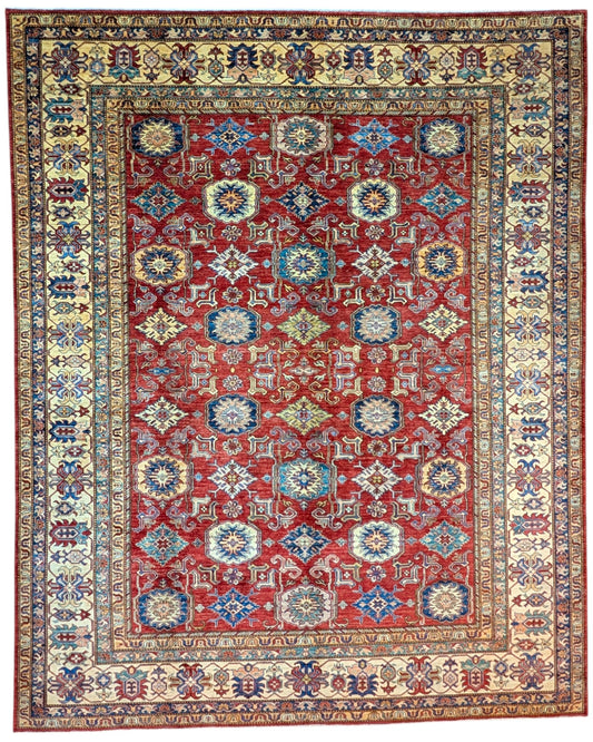 Tappeto Shirvan rosso melograno con cornice beige e motivi geometrici, annodato a mano in Afghanistan con lana e cotone tinti con colori vegetali.