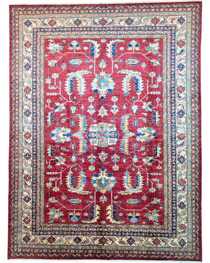 Tappeto Shirvan rosso melograno con cornice beige e motivi geometrici tradizionali, annodato a mano in Afghanistan con lana e cotone tinti con colori vegetali.