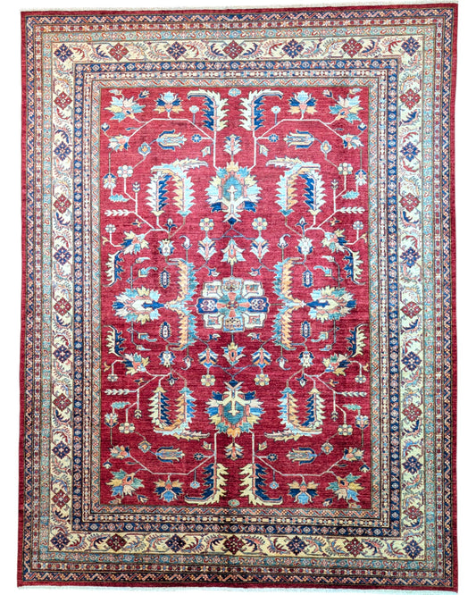Tappeto Shirvan rosso melograno con cornice beige e motivi geometrici tradizionali, annodato a mano in Afghanistan con lana e cotone tinti con colori vegetali.