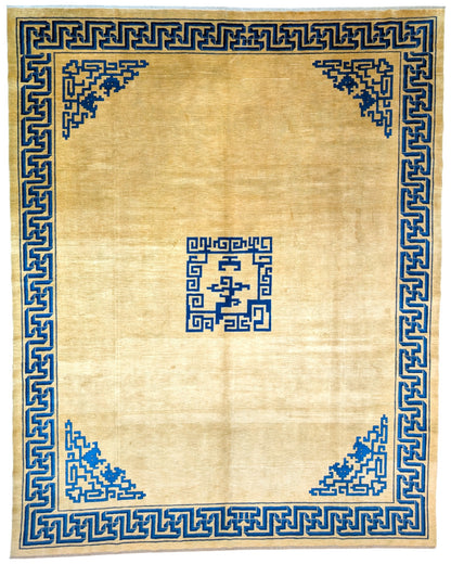 Tappeto Pechino 313x240 cm, annodato a mano in Cina, motivo geometrico blu su fondo beige, cornice ornata, cotone e lana vegetale, certificato di autenticità incluso.