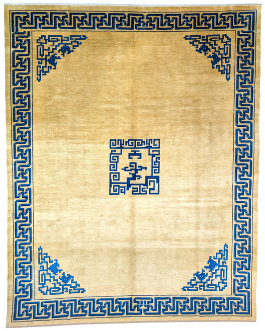 Tappeto Pechino 313x240 cm, annodato a mano in Cina, motivo geometrico blu su fondo beige, cornice ornata, cotone e lana vegetale, certificato di autenticità incluso.