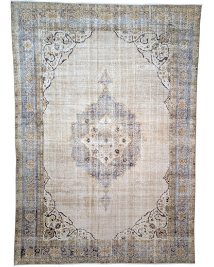 Tappeto vintage 347x244 cm, annodato a mano, fondo beige, cornice marrone bruciato, medaglione centrale e motivi decorativi, certificato di autenticità incluso.