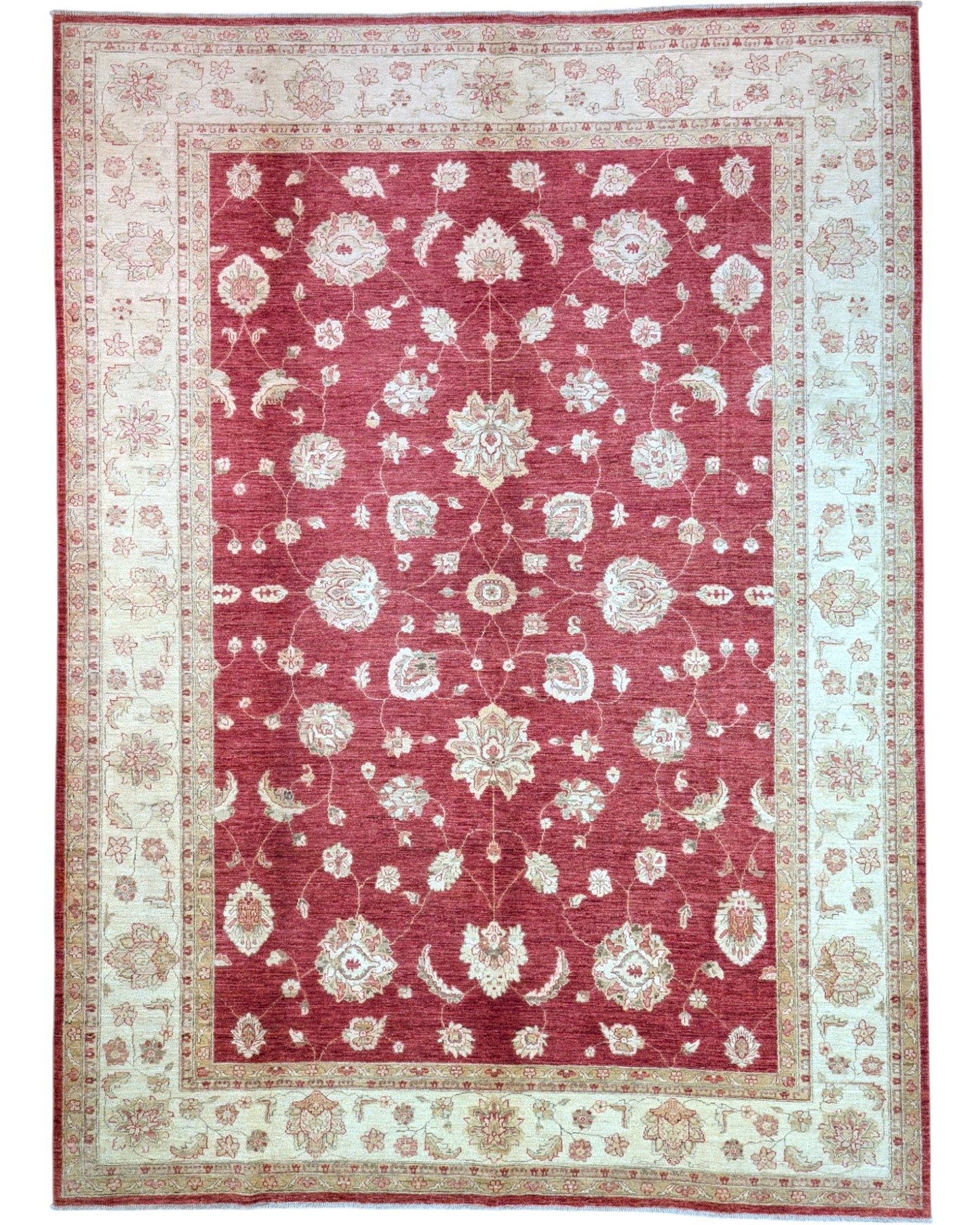 
Tappeto Farahan Ziegler rosso melograno con cornice beige e motivi floreali, annodato a mano in Afghanistan con lana e cotone tinti con colori vegetali.