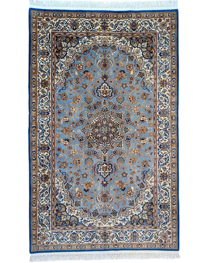 Tappeto Bercana celeste con motivi floreali decorativi, annodato a mano in Cina in lana e cotone tinti con colori vegetali.