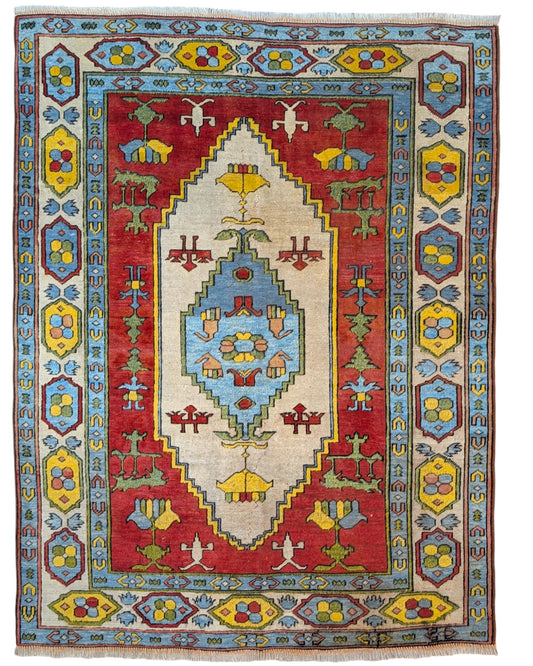 Tappeto Caucaso rosso con motivi geometrici tradizionali, annodato a mano in Turchia in pura lana tinta con colori vegetali.