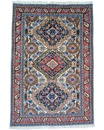 Tappeto Ardebil annodato a mano, 214 x 149 cm, fondo beige con motivi geometrici raffinati.