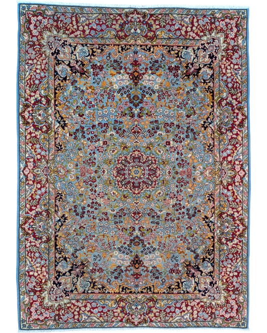 
Tappeto Kerman annodato a mano, 206 x 151 cm, fondo azzurro cielo con disegno decorativo intricatamente dettagliato.