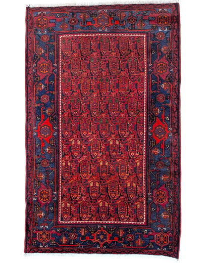 
Tappeto Senneh annodato a mano, 214 x 132 cm, fondo rosso intenso, motivi geometrici, artigianato tradizionale persiano.