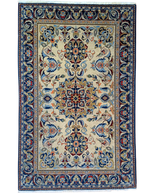 Tappeto Armeno annodato a mano, 207 x 133 cm, fondo beige, cornice blu, motivi floreali decorativi, artigianato tradizionale armeno.