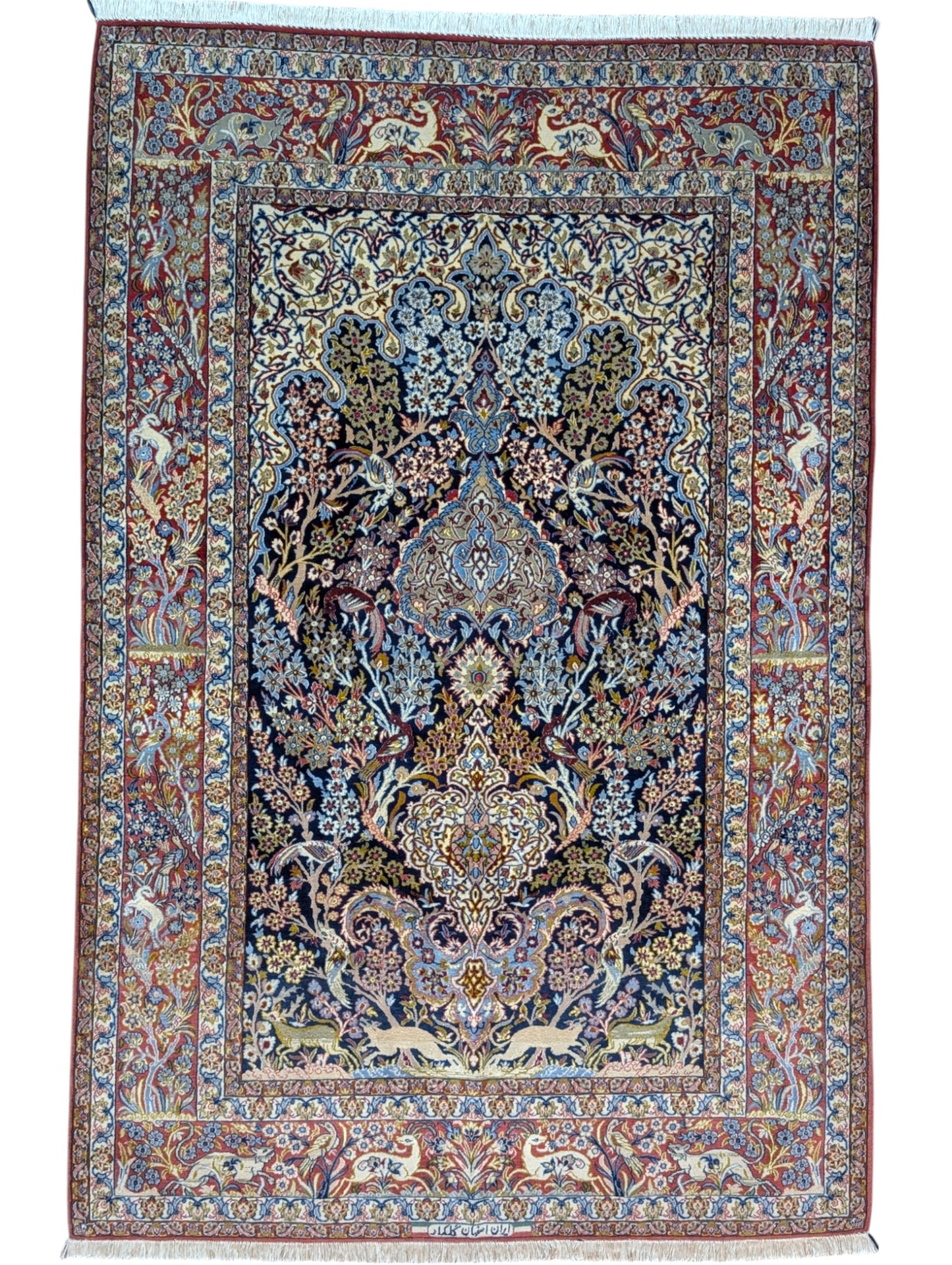 
Tappeto Isfahan annodato a mano, 221 x 147 cm, fondo blu con disegno decorativo in seta e lana.