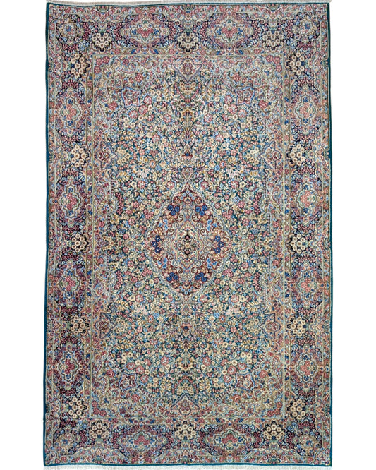 Tappeto Kerman annodato a mano, 243 x 151 cm, fondo verde con motivi floreali decorativi.