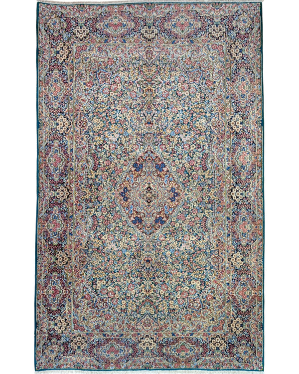 Tappeto Kerman annodato a mano, 243 x 151 cm, fondo verde con motivi floreali decorativi.