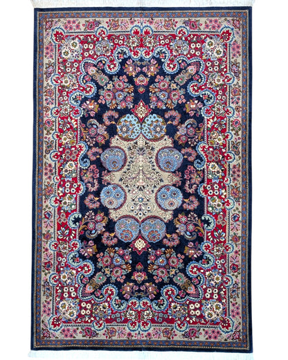 
Tappeto Saruk annodato a mano, 204 x 129 cm, fondo blu con motivi floreali decorativi.