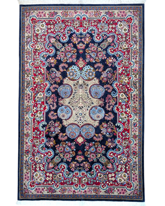 
Tappeto Saruk annodato a mano, 204 x 129 cm, fondo blu con motivi floreali decorativi.