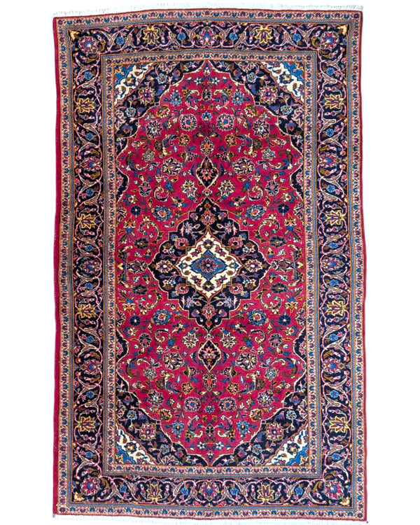 Tappeto Kashan annodato a mano, 230 x 143 cm, fondo rosso con eleganti motivi floreali.