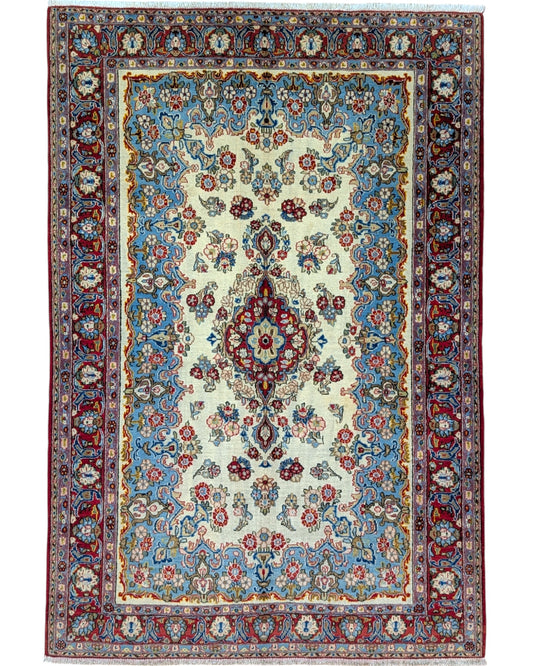 Tappeto Kashan, annodato a mano, 227 x 140 cm, fondo beige con cornice rossa e disegno decorativo.