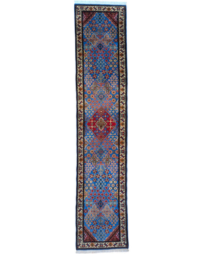 Passatoia Rudbar persiana, fondo blu con disegno geometrico, annodato a mano, 352x74 cm.