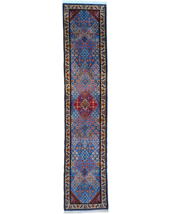 Passatoia Rudbar persiana, fondo blu con disegno geometrico, annodato a mano, 352x74 cm.