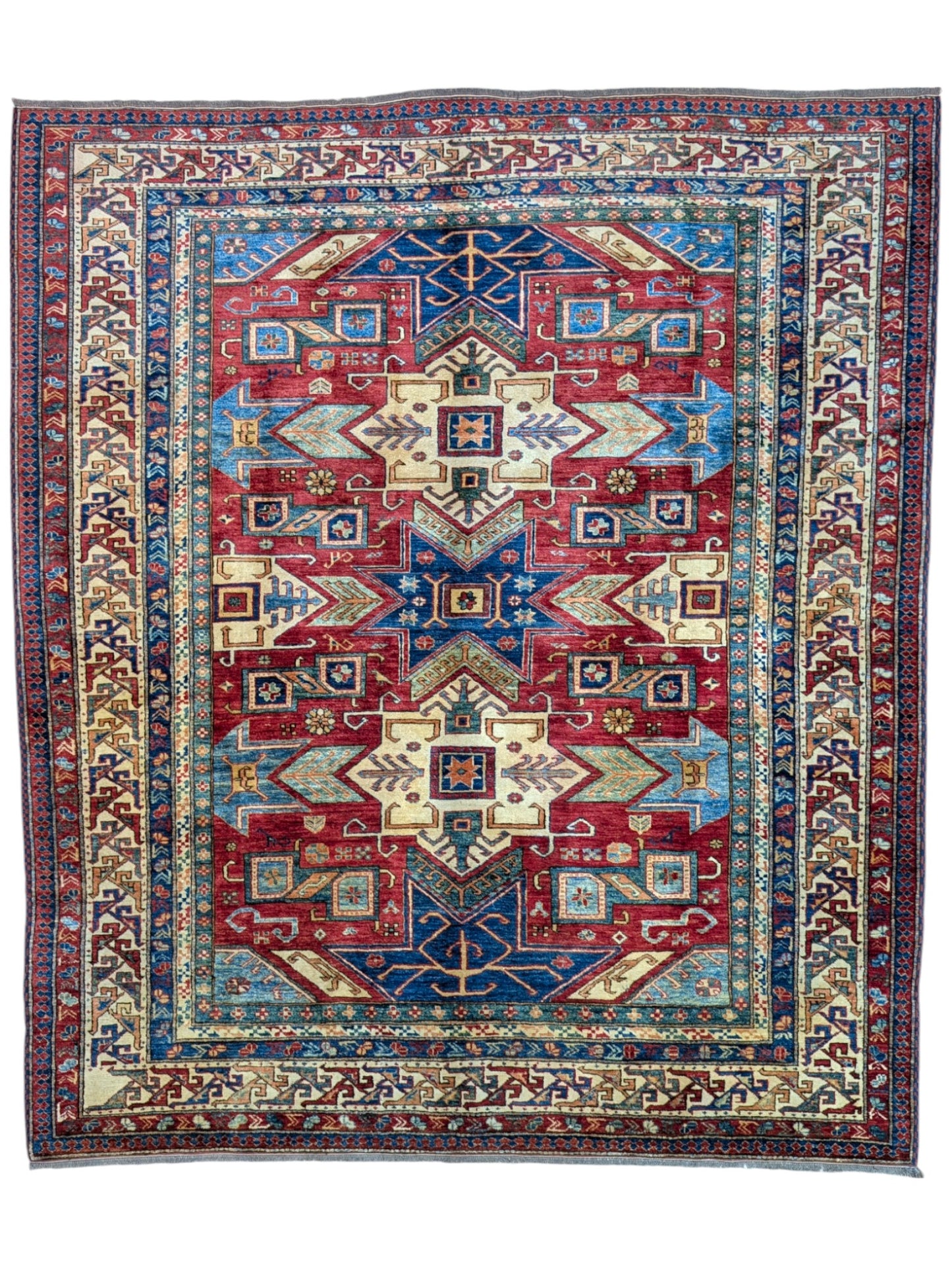 Tappeto Kazak afgano 247x215 cm con fondo rosso e disegno geometrico, annodato a mano in lana e cotone.