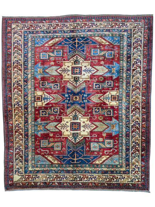 Tappeto Kazak afgano 247x215 cm con fondo rosso e disegno geometrico, annodato a mano in lana e cotone.