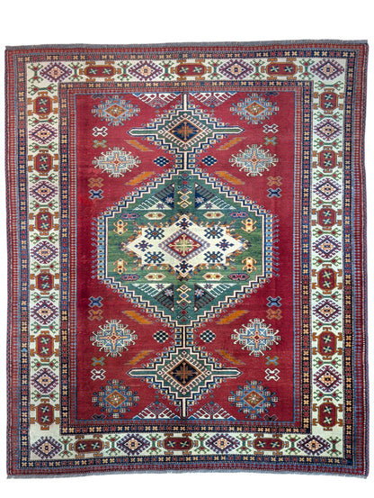 Tappeto Kazak afgano 236x201 cm con fondo rosso, cornice beige e motivi geometrici, annodato a mano in lana e cotone.
