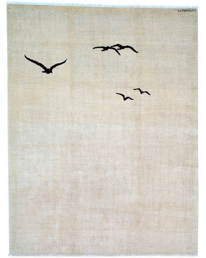 Tappeto moderno 233x180 cm, disegno "Volo" di Darios, rondine in volo su fondo beige, annodato a mano in Persia con cotone e lana vegetale, certificato di autenticità incluso.