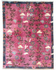 Tappeto moderno 234x176 cm con fondo rosa e motivi floreali in blu, verde e avorio, tramato ed annodato a mano, provenienza Afghanistan.