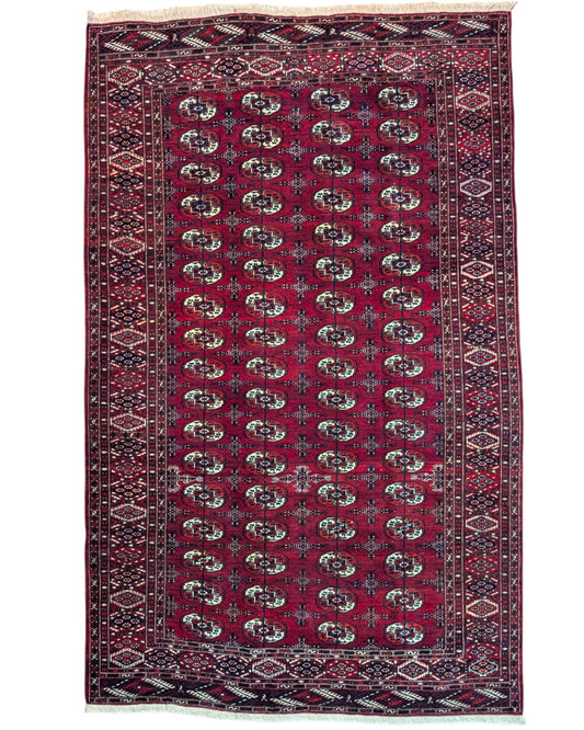 Tappeto Bukhara 324x205 cm con fondo rosso scuro e motivi a gul geometrici in nero, avorio e blu, tramato ed annodato a mano, provenienza Bukhara.