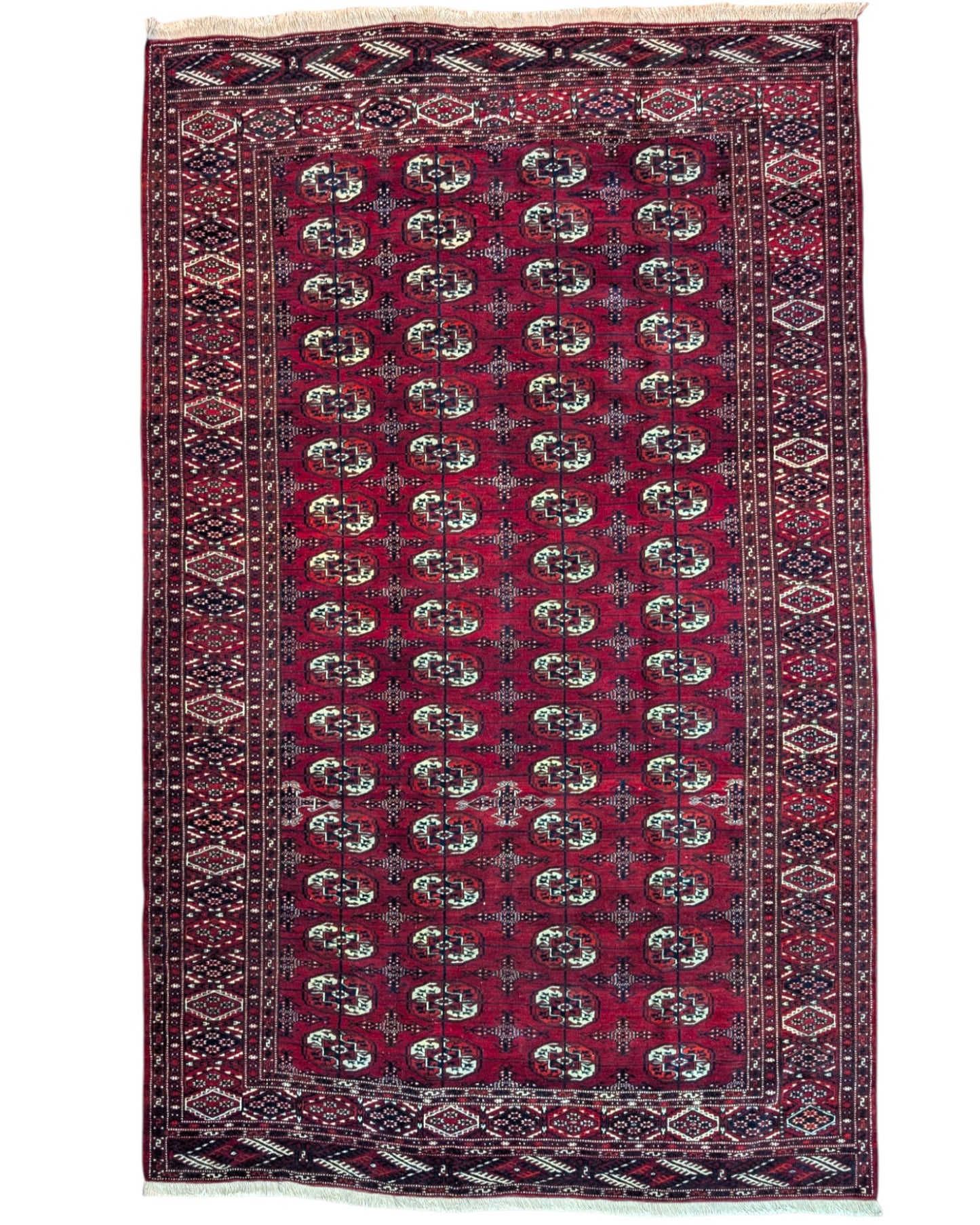 Tappeto Bukhara 324x205 cm con fondo rosso scuro e motivi a gul geometrici in nero, avorio e blu, tramato ed annodato a mano, provenienza Bukhara.