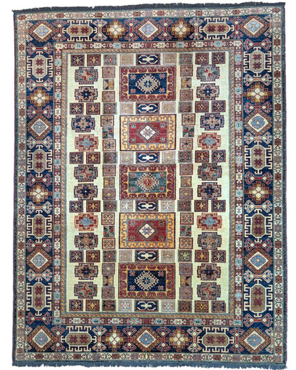 Tappeto Kazak 285x222 cm con fondo chiaro, motivi geometrici multicolore e bordure ricche, tramato ed annodato a mano, provenienza Caucaso.