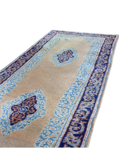 Passatoia Kerman persiana, fondo beige con motivi geometrici, annodato a mano, 297x74 cm.