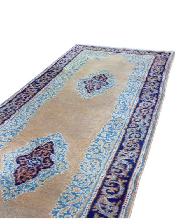 Passatoia Kerman persiana, fondo beige con motivi geometrici, annodato a mano, 297x74 cm.