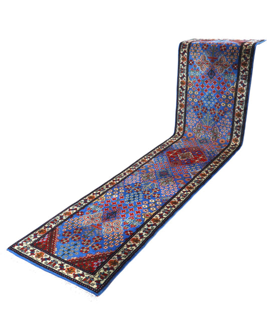 Passatoia Rudbar persiana, fondo blu con disegno geometrico, annodato a mano, 352x74 cm.