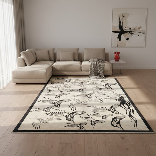 Tappeto moderno 350x250 cm con fondo beige e motivi di uccelli neri stilizzati, annodato a mano.