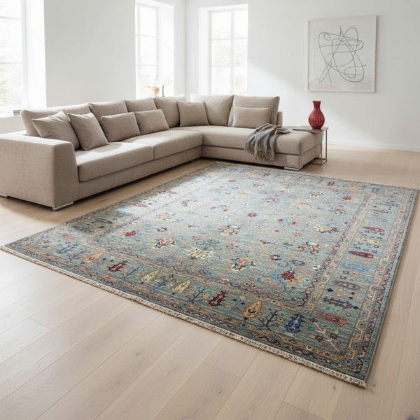 Tappeto Farahan Ziegler grigio chiaro con motivi floreali e cornice decorata, annodato a mano in Afghanistan con lana e cotone tinti con colori vegetali.