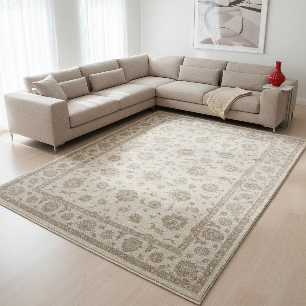 Tappeto Farahan Ziegler beige chiaro con motivi floreali e decorativi, annodato a mano in Afghanistan con lana e cotone tinti con colori vegetali.