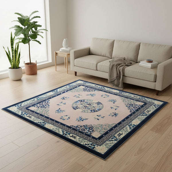Tappeto Pechino con medaglione centrale, angoli floreali stilizzati, e bordura a greca, color buccia di cipolla e blu, realizzato con lana Merinos e cotone resistente.