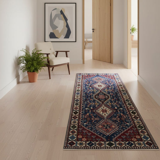 Tappeto persiano Yalameh 204x82 cm, corridore con fondo blu intenso e motivi geometrici rossi, avorio e verdi, annodato a mano in lana vegetale.