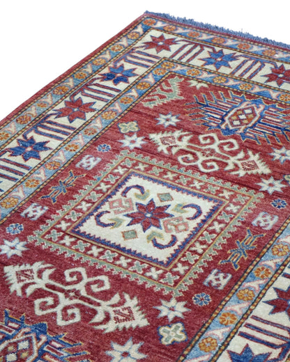 tappeto Kazak persiano 164x105 cm fatto a mano con motivi geometrici su fondo rosso