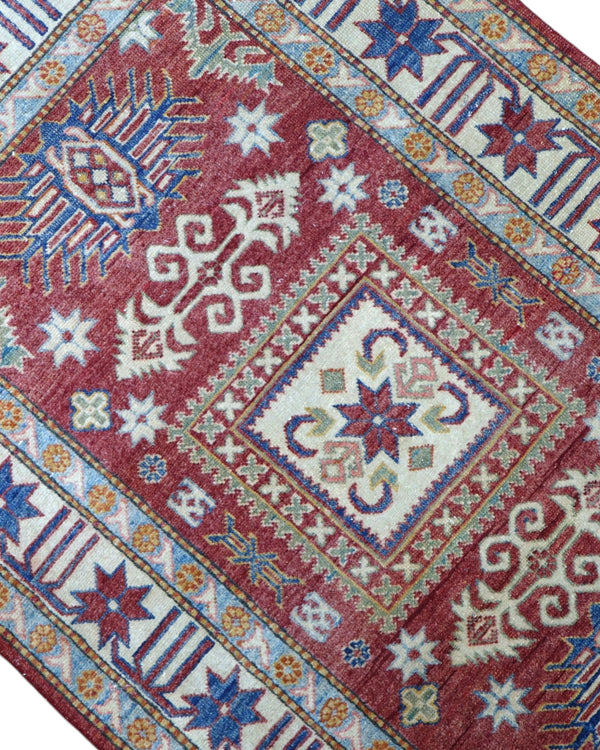 tappeto Kazak persiano 164x105 cm fatto a mano con motivi geometrici su fondo rosso