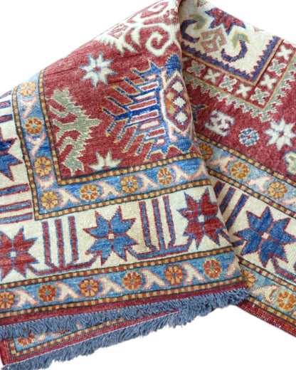 tappeto Kazak persiano 164x105 cm fatto a mano con motivi geometrici su fondo rosso