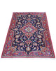 Tappeto Kashan blu e rosso 150x100 cm con motivi floreali in salotto