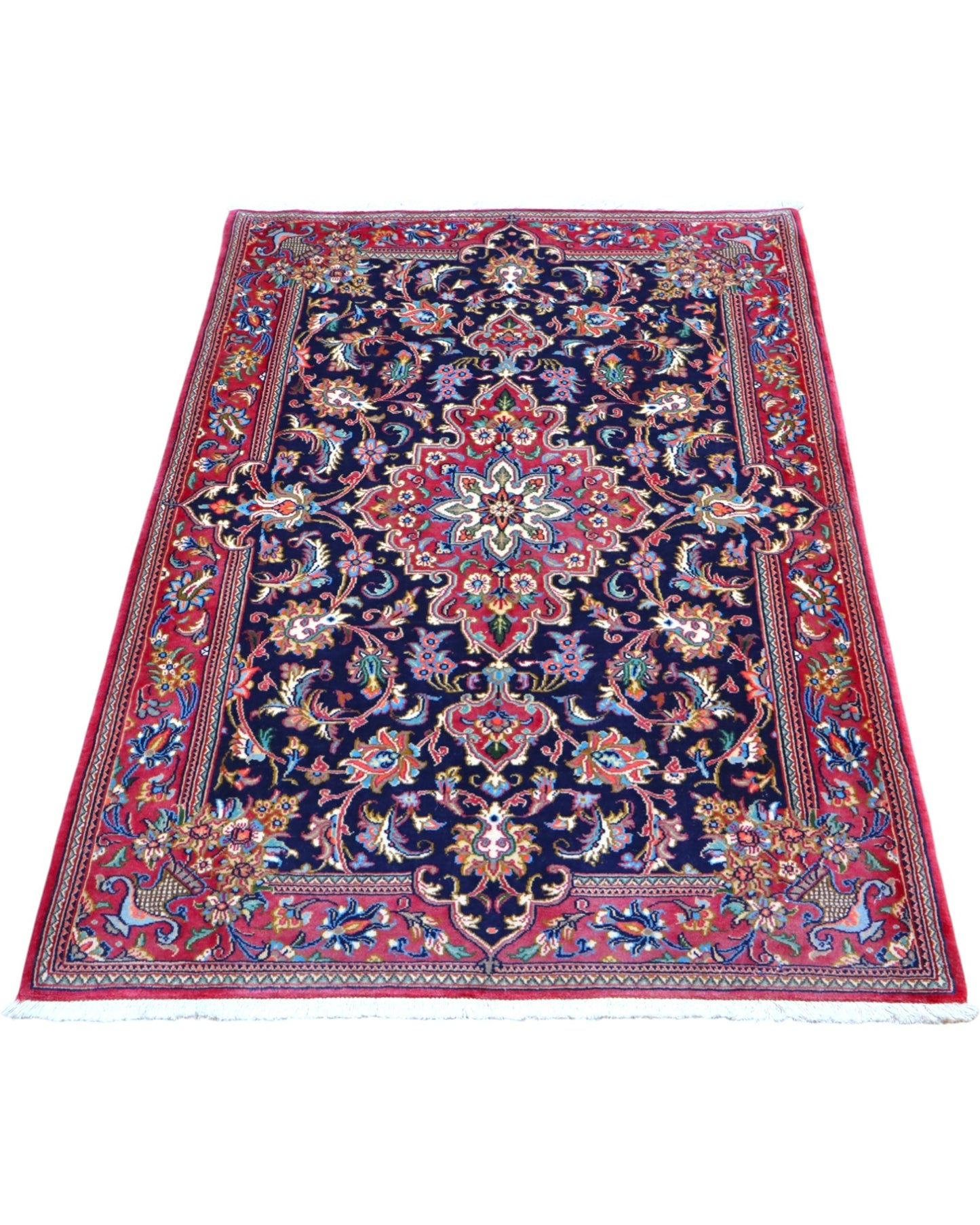 Tappeto Kashan blu e rosso 150x100 cm con motivi floreali in salotto