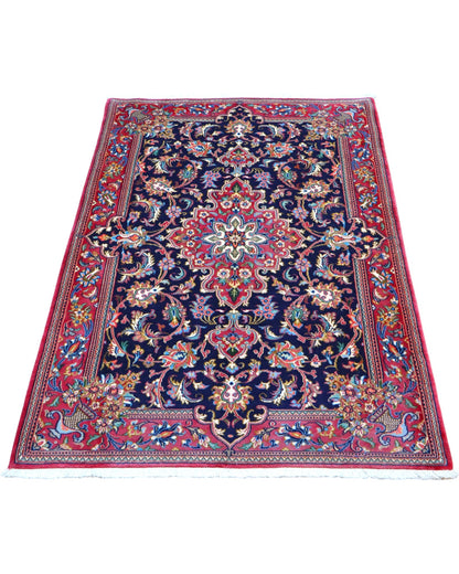 Tappeto Kashan blu e rosso 150x100 cm con motivi floreali in salotto