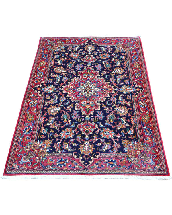 Tappeto Kashan blu e rosso 150x100 cm con motivi floreali in salotto