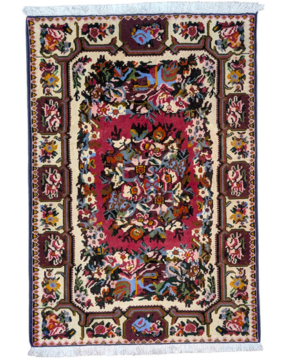 Tappeto persiano 153x107 cm multicolore con motivi floreali in soggiorno elegante