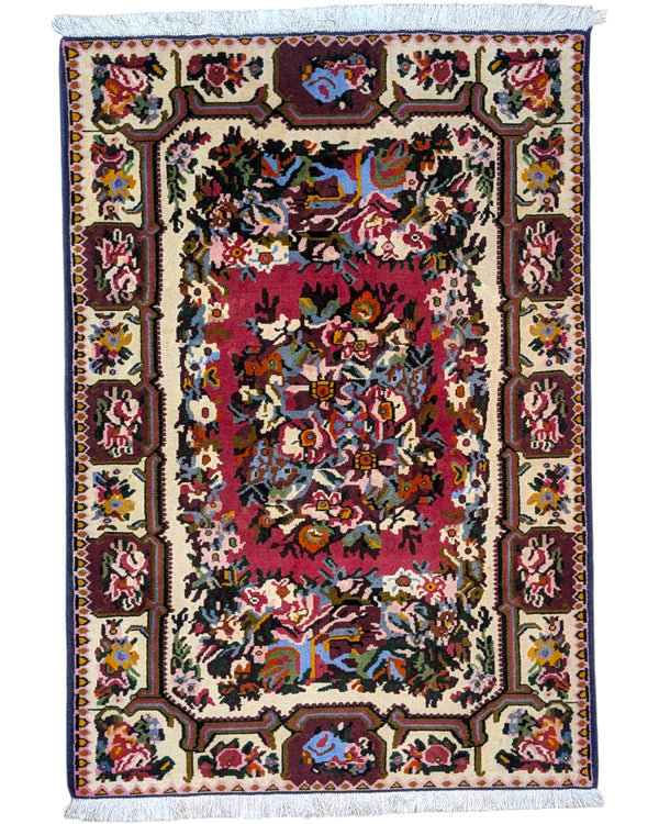 Tappeto persiano 153x107 cm multicolore con motivi floreali in soggiorno elegante