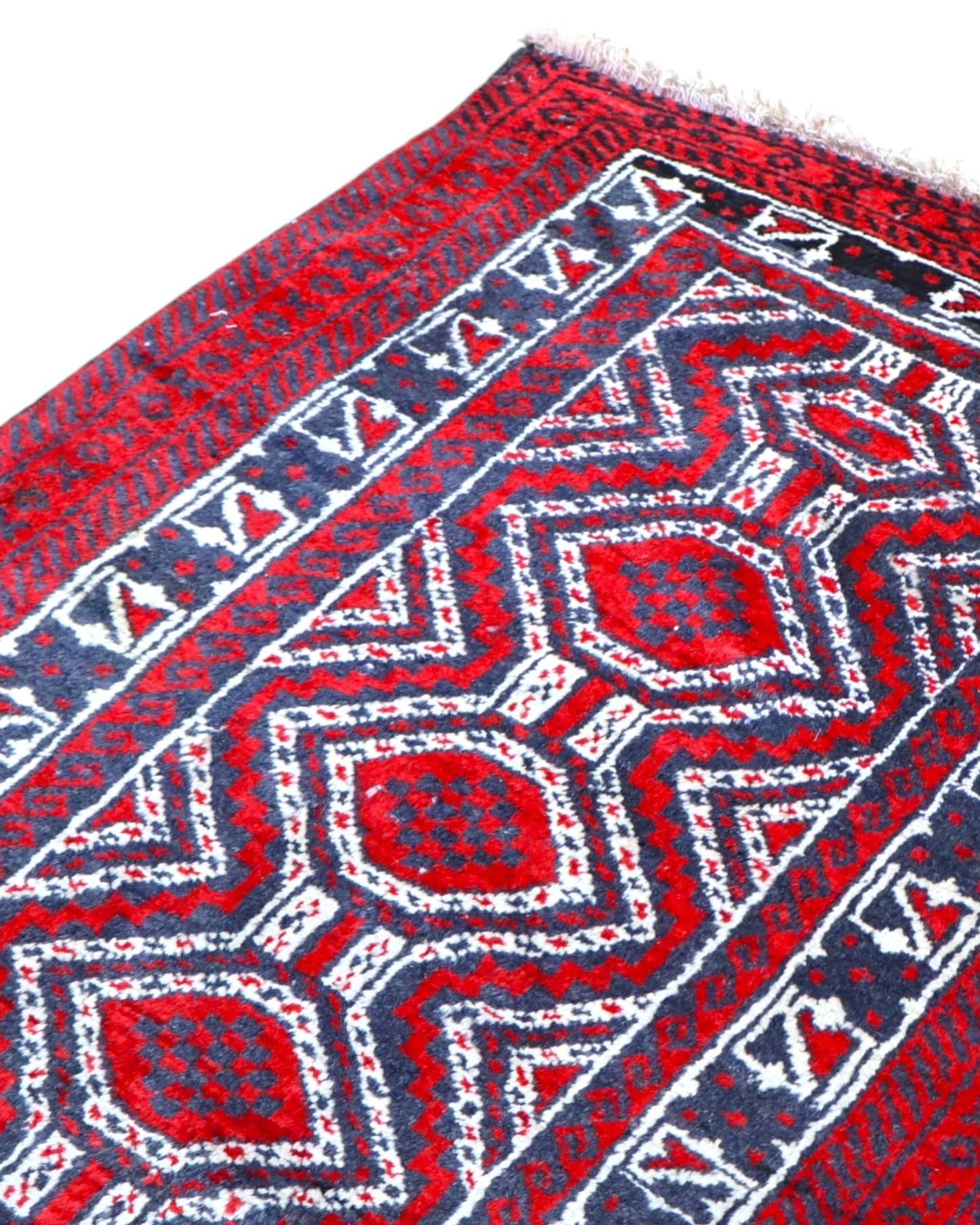 tappeto baluchistan 147x90 cm fatto a mano con motivi geometrici su fondo rosso