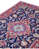 Tappeto Kashan floreale blu notte 150x100 cm in camera da letto