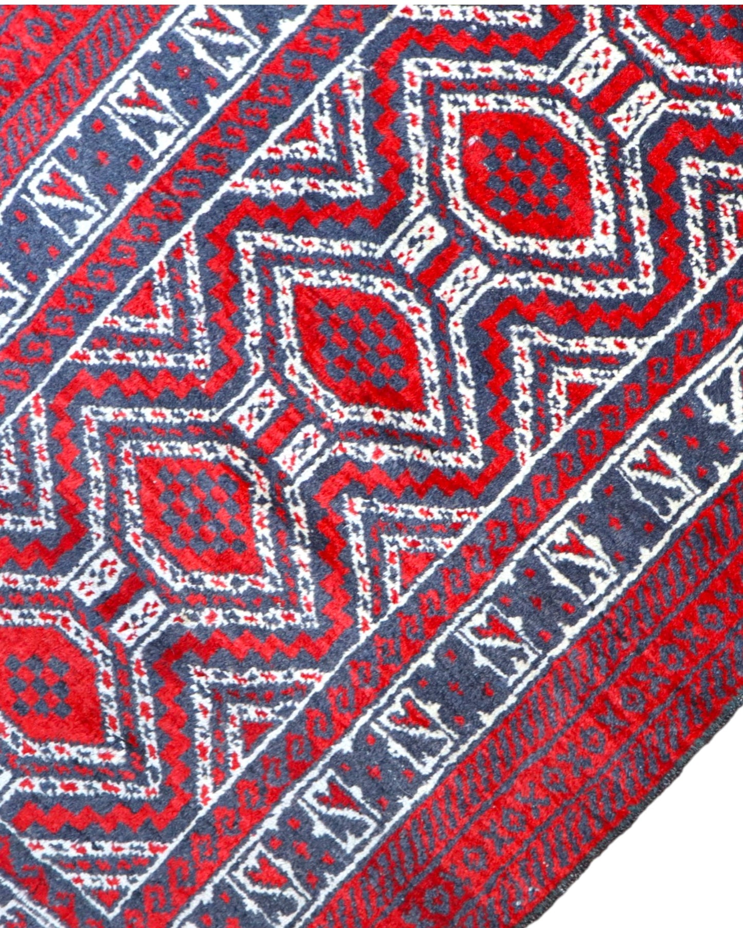 tappeto baluchistan 147x90 cm fatto a mano con motivi geometrici su fondo rosso
